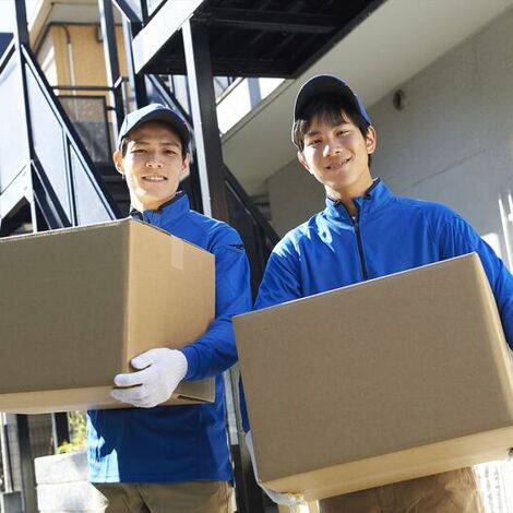 荷物を運ぶ男性スタッフ